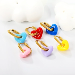 Pendientes de corazón en resina de seis colores dulces con aros de metal dorado
