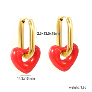 Detalle de pendientes de aro ovalados dorados con dijes de corazón rojo y dimensiones