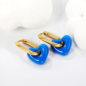 Pendientes de aro dorados con colgantes de corazón de resina azul sobre fondo blanco