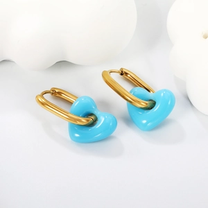 Pendientes en forma de U dorados con colgantes de corazón en resina azul cielo suave
