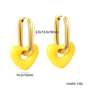 Pendientes de aro dorados en forma de U con colgantes de corazón amarillo de resina