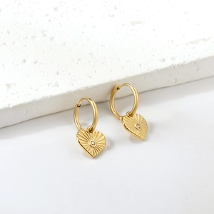 Boucles d'oreilles créoles dorées en acier avec pendentif cœur texturé et petit cristal