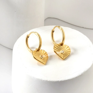 Boucles d'oreilles cœur dorées avec zircon central et texture radiale élégante