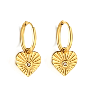 Boucles d'oreilles créoles dorées en acier avec pendentifs cœur et zircon brillant