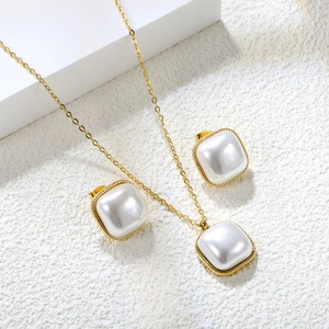 Parure collier et boucles d'oreilles vintage avec perle carrée et bordure dorée