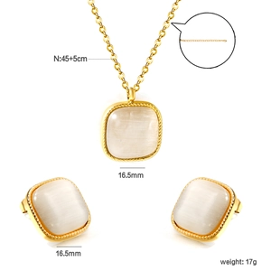 Détail montrant la taille du pendentif œil-de-chat carré et la longueur du collier