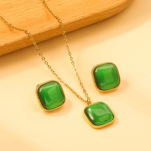 Parure bijoux vintage dorés torsadés avec pendentifs carrés en œil de chat vert