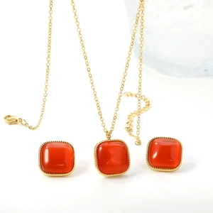 Parure luxe collier et boucles d'oreilles œil-de-chat avec cadres dorés torsadés et pendentifs