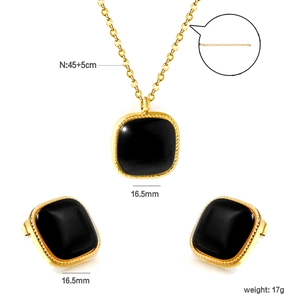 Vue détaillée du parure bijoux vintage avec pendentifs carrés noirs et bordures dorées