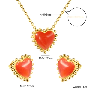 Detail of red cat-eye heart jewelry set with 45+5cm chain and 17.9x17.7mm heart size