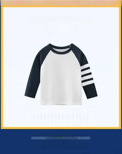 Détail d'un t-shirt à manches longues pour enfant avec rayures de style athlétique