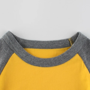 Langärmeliges Kinder-T-Shirt aus Baumwolle mit gelbem Körper und grauen Raglanärmeln