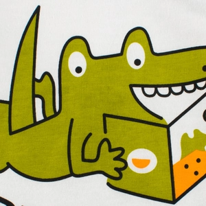 Gros plan d'un t-shirt blanc en coton pour garçon avec imprimé crocodile vert