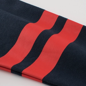 Maglietta a maniche lunghe blu navy per bambini con strisce rosse sportive sulla manica