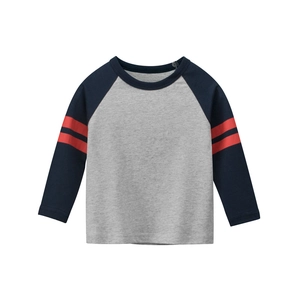 T-shirt da bambino a maniche lunghe in cotone con maniche raglan e strisce sportive
