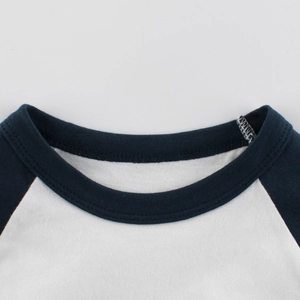 T-shirt enfant à manches raglan avec col rond contrasté bleu marine et coton blanc