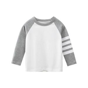 T-shirt manches raglan pour enfant blanc et gris avec quatre bandes sur la manche