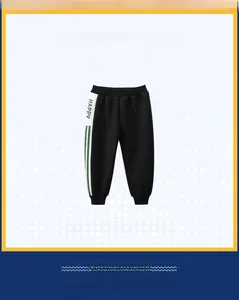 Détail du jogging noir pour enfant avec patchwork blanc et imprimé Happy vert