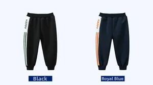 Détail du jogging garçon montrant des empiècements blancs avec lettres HAPPY et rayures