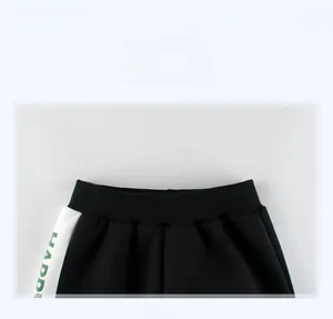 Détail de la taille élastique et imprimé Happy sur le jogging polaire noir pour garçons