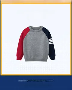 Détail d'un pull pour enfant avec corps gris et manches contrastées en blocs de couleur
