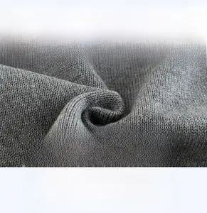 Détail de la texture en maille grise douce pour pulls d'enfants de haute qualité
