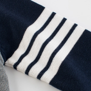 Pull en maille pour garçon en bleu marine et gris avec des rayures blanches