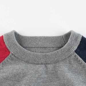 Pull enfant classique col rond avec corps gris et manches raglan rouge et bleu marine