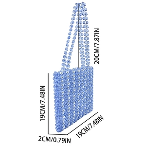 Détail du sac cabas en perles bleu et blanc fait main montrant les dimensions exactes