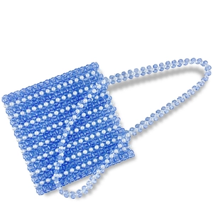 Détail de perles en acrylique bleu clair et perles blanches sur un sac carré tissé main