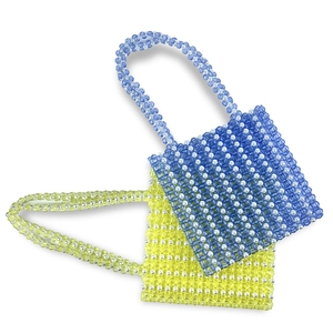 Détail des sacs cabas faits main en perles acryliques bleu ciel et jaune citron