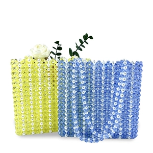 Détail de sacs à main en perles et acrylique tissés à la main en bleu et jaune pastel