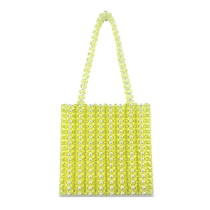 Gros plan d'un sac fait main avec des perles en acrylique jaunes et perles blanches