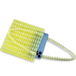 Sac perlé fait main avec perles acryliques montrant la capacité pour un téléphone