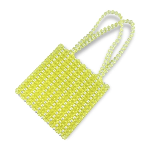 Vue détaillée du sac perlé fait main avec facettes en acrylique jaune et perles blanches