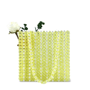 Détail d'un sac tressé à la main avec perles acryliques jaunes et perles crème pour l'été
