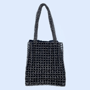 Détail du sac cabas en perles fait main montrant le tissage ajouré et la doublure