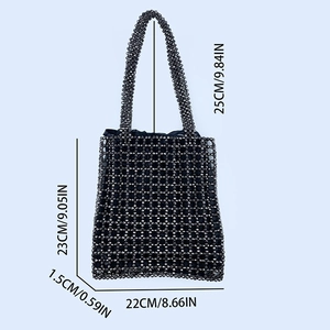 Vue de face du sac à bandoulière en perles fait main gris avec dimensions précises