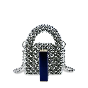 Dettaglio della mini borsa a mano con perline argentate e tracolla a catena rimovibile