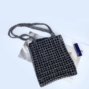 Détail du sac à bandoulière en perles noires fait main avec doublure à cordon sûre