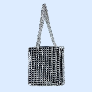 Détails du tissage en grille d'un sac à main gris et noir fait main avec perles rondes