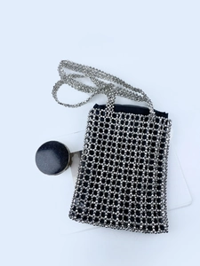 Vue détaillée du sac à bandoulière en perles argentées avec texture en maille métallique