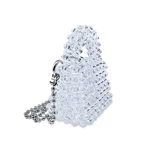 Dettaglio mini borsa in acrilico trasparente con perline e tracolla a sfere metalliche