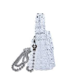 Dettaglio mini borsa a mano in perle trasparenti con tracolla a catena in metallo argento