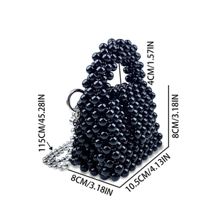 Dettaglio di mini borsa a mano in perle nere lucide con catena d'argento e fibbia ad anello
