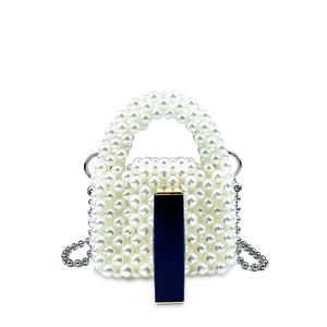Dettaglio mini borsa di perle fatta a mano con catena d'argento e rossetto per scala