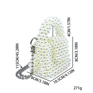 Dettaglio della mini borsa di perle bianche fatta a mano con catena d'argento