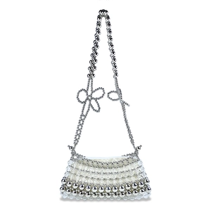 Vue détaillée des perles argentées faites main et du nœud décoratif sur le sac à bandoulière