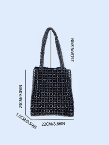 Sac fourre-tout noir fait main en perles avec dimensions sur fond bleu minimaliste