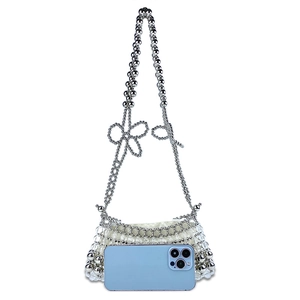 Vue détaillée de la taille d'un sac perlé fait main avec un smartphone bleu de référence
